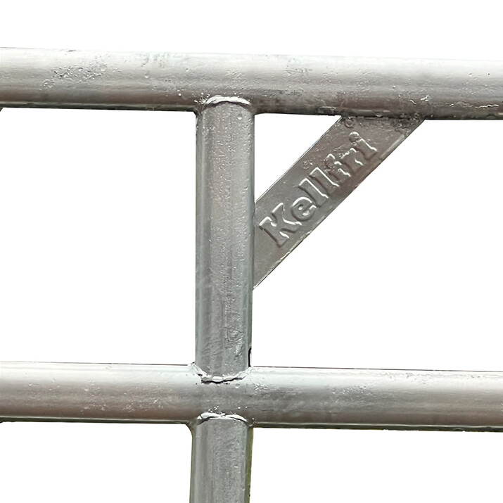 Siirrettävä aitaelementti jaluskaaren kanssa