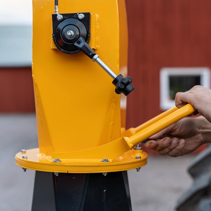 Haketin 150, jossa on hydraulinen syöttö