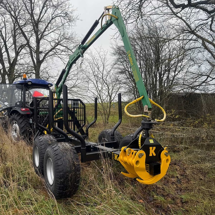 Risukoura sisältää hydrauliletkun ja pultin