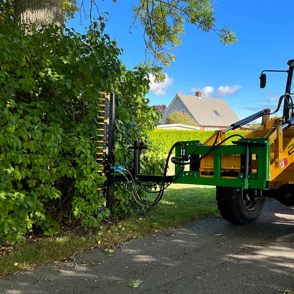 Pensasleikkuri etukuormaimille pultattavalla Avant-kiinnikkeellä