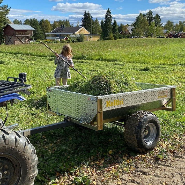 Mönkijän 500 kg:n kippivaunu sinkittyä rihlalevyä