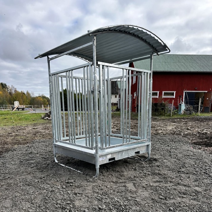 Ristikkoaidalla varustettu ruokintahäkki hevosille, 8 paikkaa