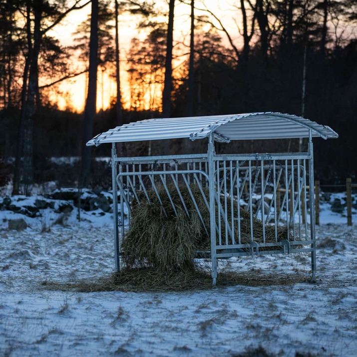 Katettu sinkitty ruokintahäkki lampaille