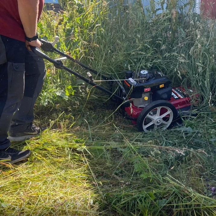 Pyörillä varustettu ruohikkotrimmeri