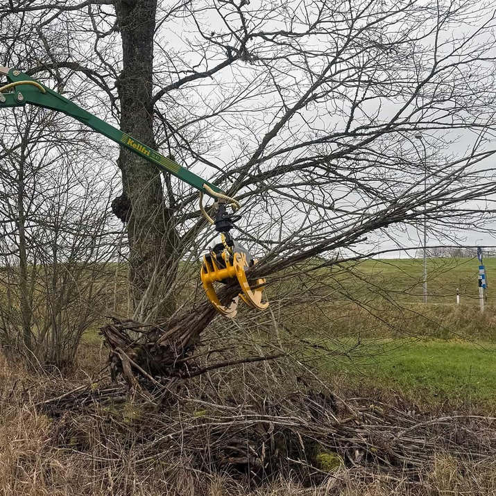 Risukoura sisältää hydrauliletkun ja pultin