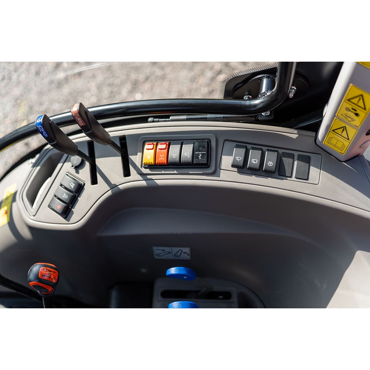 55 hv:n Lovol-nelivetotraktori PRO etukuormaajalla, Stage V
