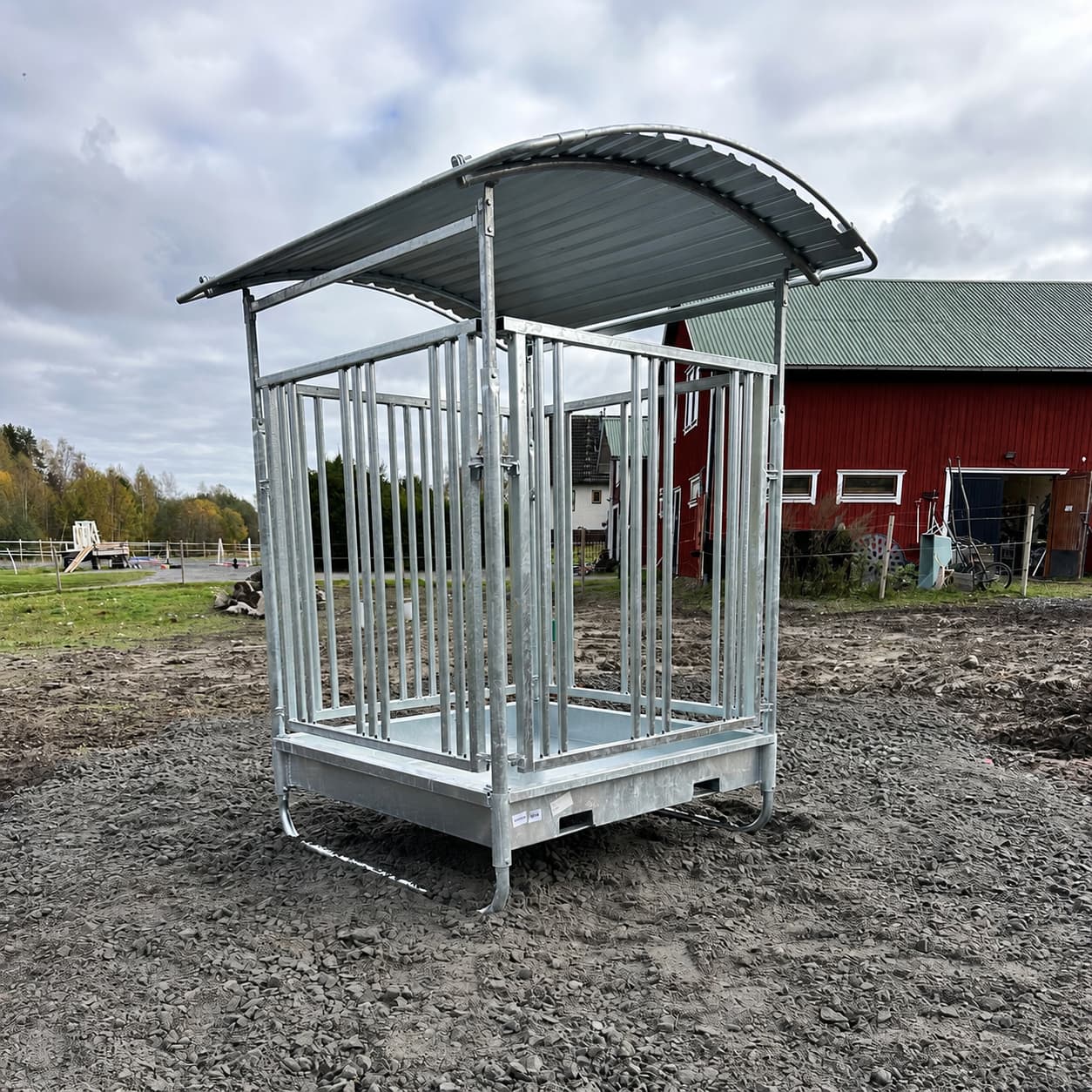 Ristikkoaidalla varustettu ruokintahäkki hevosille, 8 paikkaa