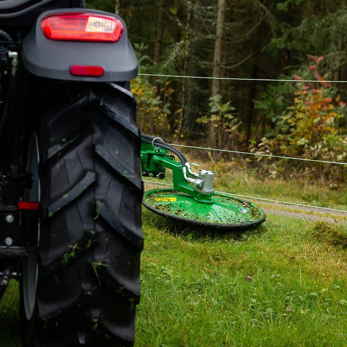 Eteen asennettava reunaleikkuri sis. Trimaan sopivan kiinnikkeen