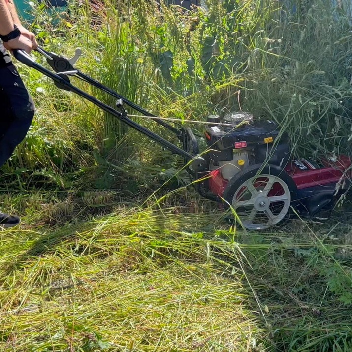 Pyörillä varustettu ruohikkotrimmeri