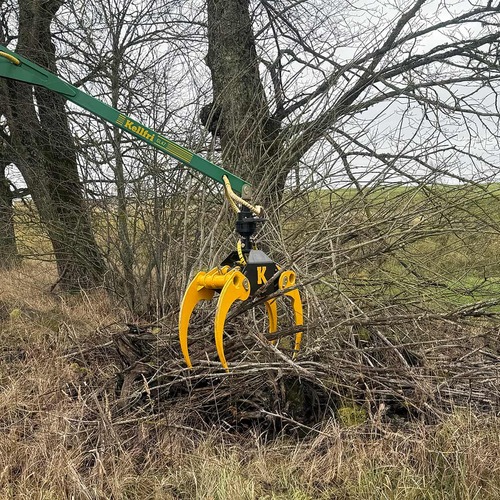 Risukoura sisältää hydrauliletkun ja pultin