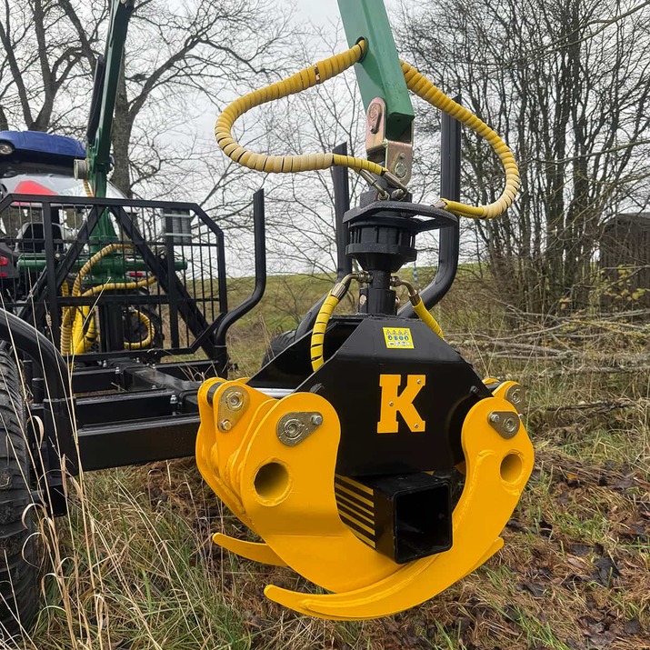 Risukoura sisältää hydrauliletkun ja pultin