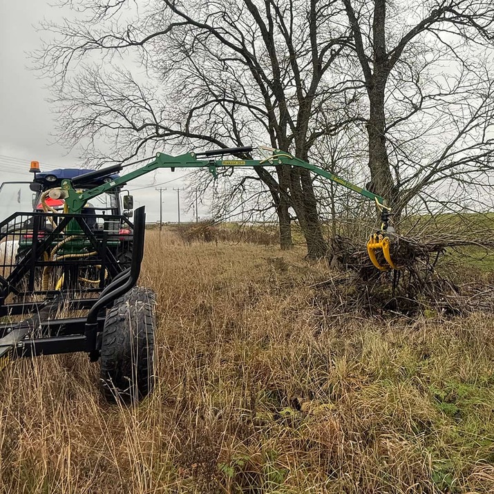 Risukoura sisältää hydrauliletkun ja pultin