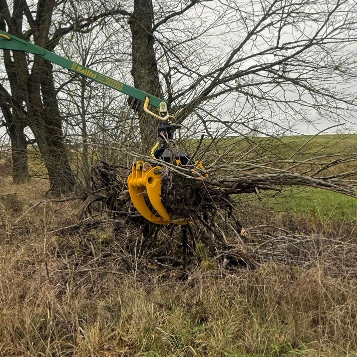 Risukoura sisältää hydrauliletkun ja pultin