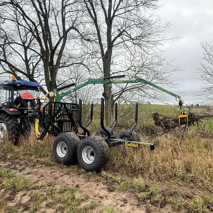 Risukoura sisältää hydrauliletkun ja pultin